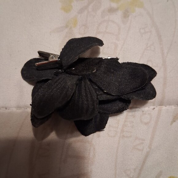 BLACK FLOWER HAIR CLIP - Picture 1 of 1